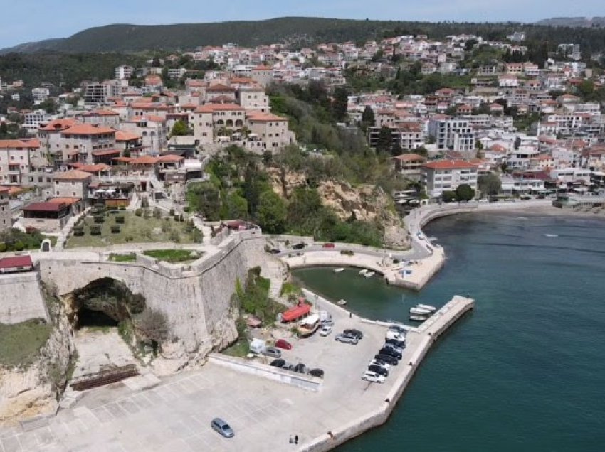 Qytetarët e Kosovës do të vazhdojnë të paguajnë 15 euro taksë në kufirin me Malin e Zi
