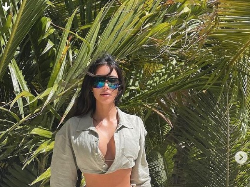 Kim Kardashian thekson format e përkryera në bikini të vogla