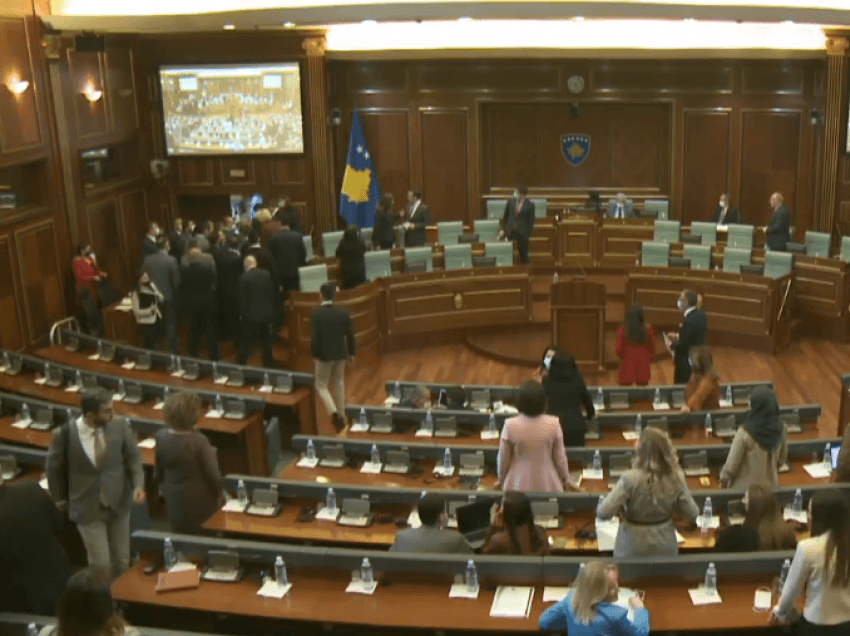 “Krytë ta heki”, “legen”, “qenef”, “përfaqësuese e Serbisë” – krejt çfarë ndodhi sot në seancën e Kuvendit