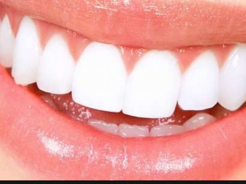 Përse qumështi me çaj jua mban dhëmbët e bardhë?