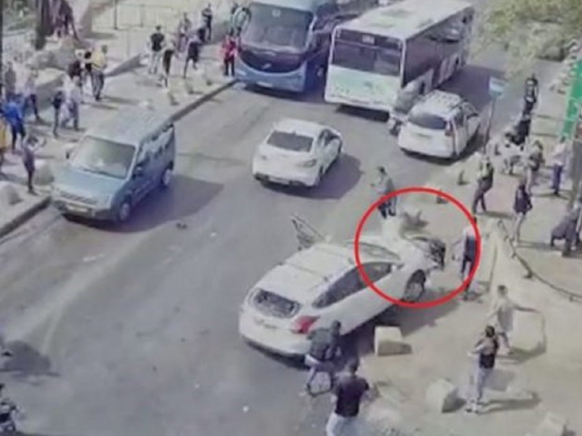 Palestinezët e qëllojnë me gurë, shoferi nga Izraeli i shtyp me makinë