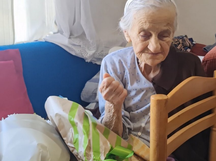 Feston ditëlindjen 111 vjeçarja/ Shkodër, Zenepe Piraj mori sot dozën e dytë të vaksinës