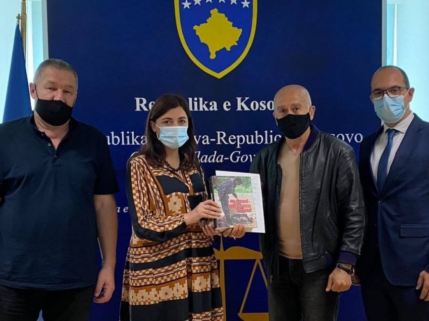Ministres Haxhiu i dhurohet një libër i cili i dokumenton krimet e luftës në Gjakovë dhe në Dubravë