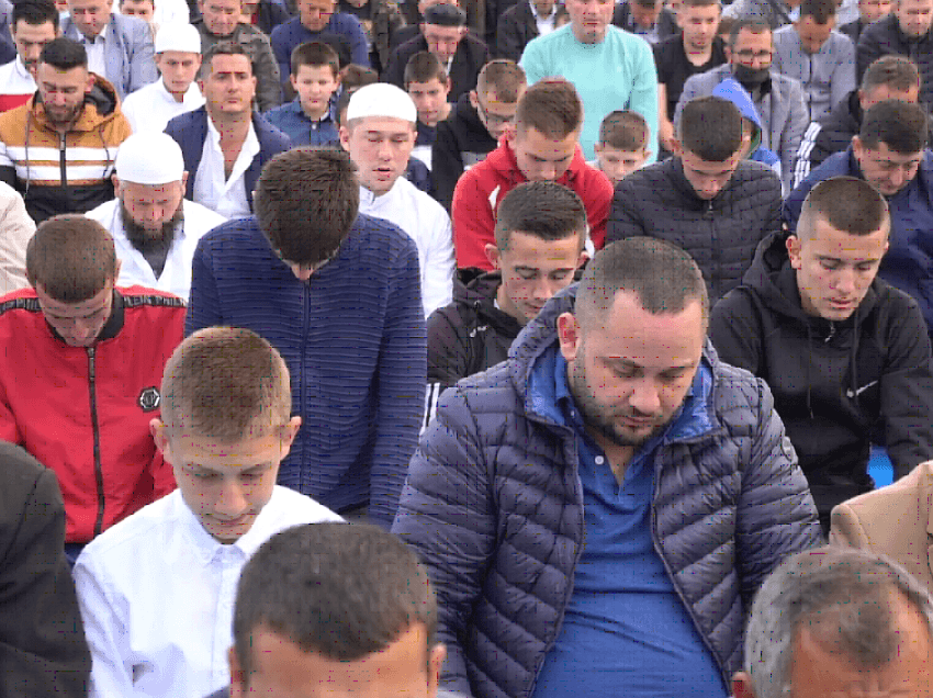 Besimtarët në Elbasan festojnë Fitër Bajramin/ Myftiu Duka: Lutjet tona shkojnë për ata që u sprovuan nga pandemia!