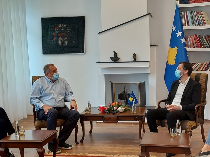 Ministri Çeku takohet me kryetarin Ahmeti, flasin për rregullimin e infrastrukturës në objektet kulturore