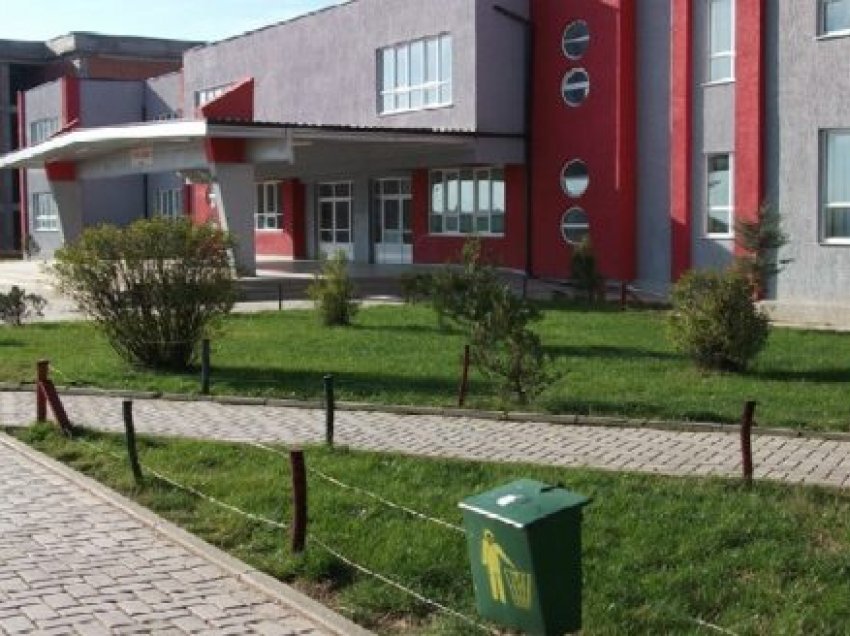 E pazakontë në Ferizaj, ceremonia e varrimit bëhet në oborr të shkollës 