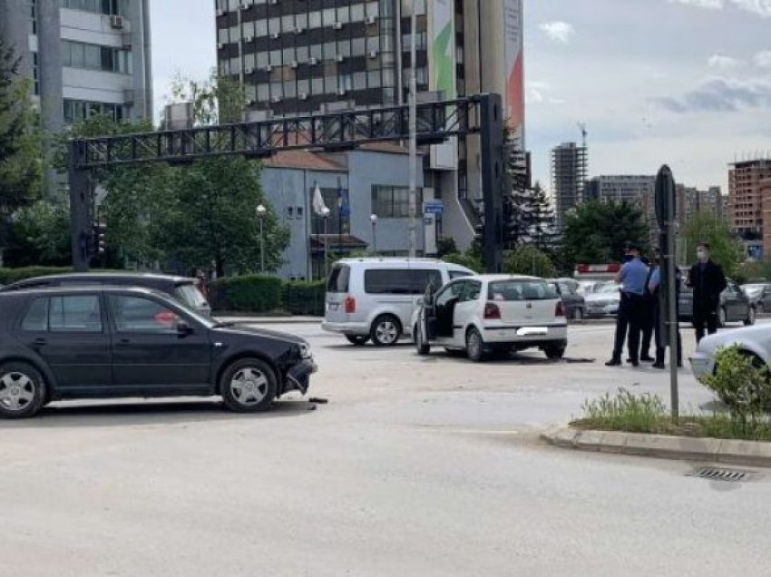 Tre të lënduar në aksident komunikacioni në Prishtinë