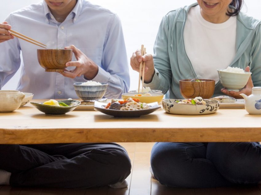Pse japonezët ulen në dysheme ndërsa hanë ushqim?