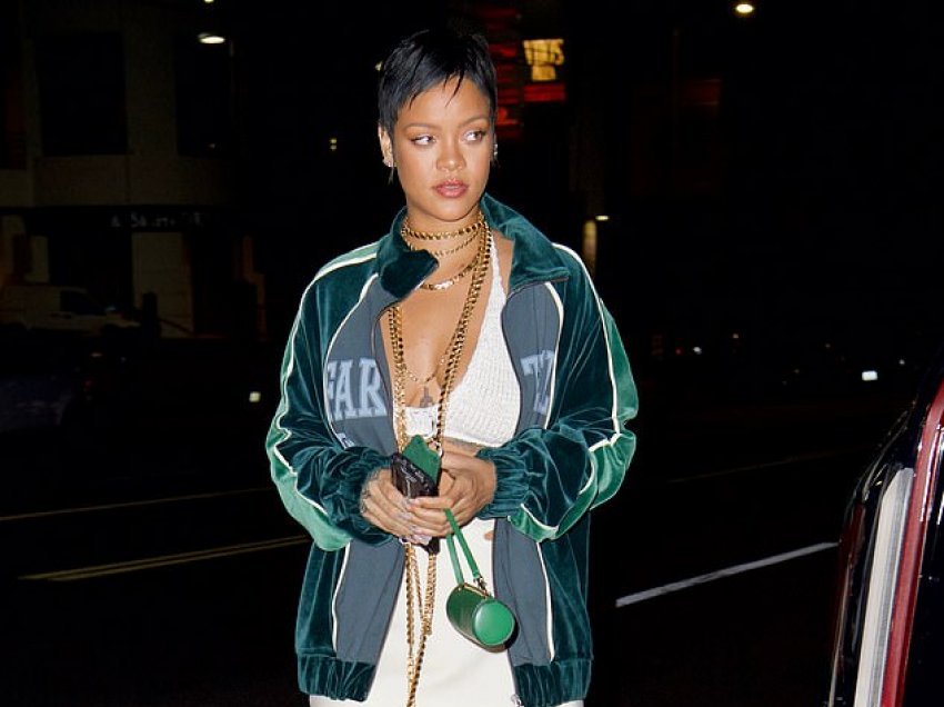 Rihanna e veshur me plot stil darkon me miqtë në një restorant në Los Angeles