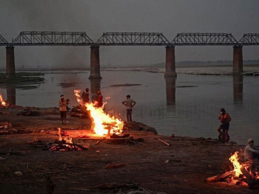 Indi: Lumi i shenjtë mbushet me trupat e viktimave të Covid-19