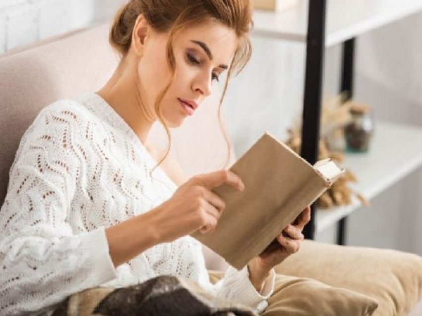 ​A e dini se leximi i librave përmirëson shëndetin? Ndikon më shumë në këto 9 gjëra