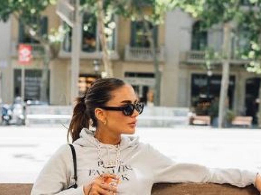Loredana Zefi pozon me plot stil nga Barcelona