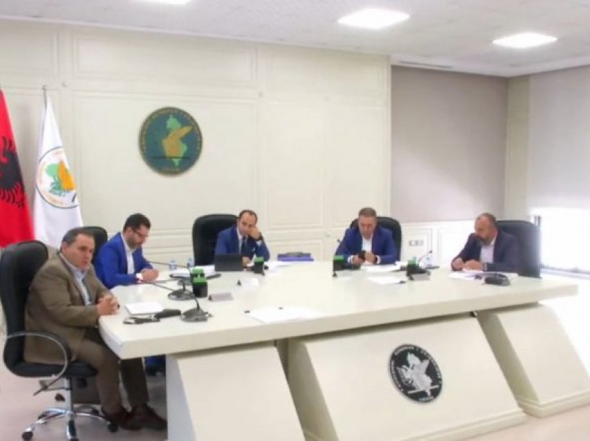 Dy komisionerë votojnë më shumë se dy herë në Qarkun e Gjirokastrës
