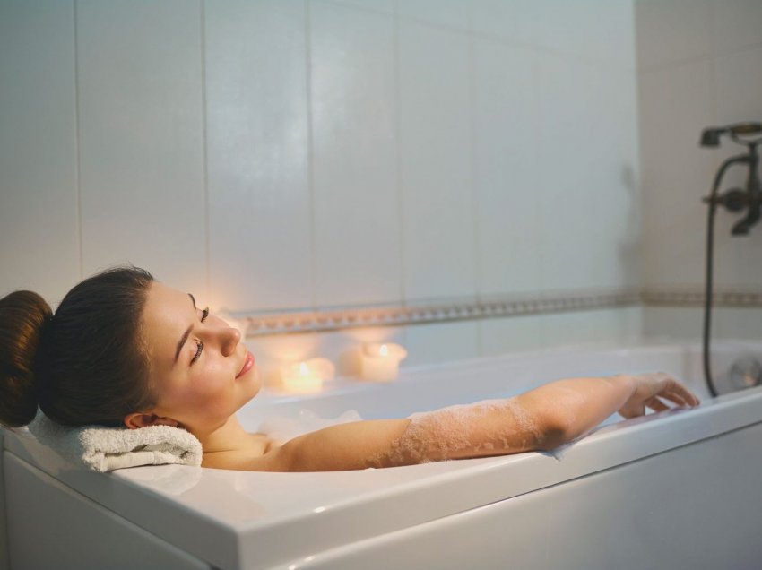 Një banjë e nxehtë para gjumit mund të përmirësojë cilësinë e gjumit