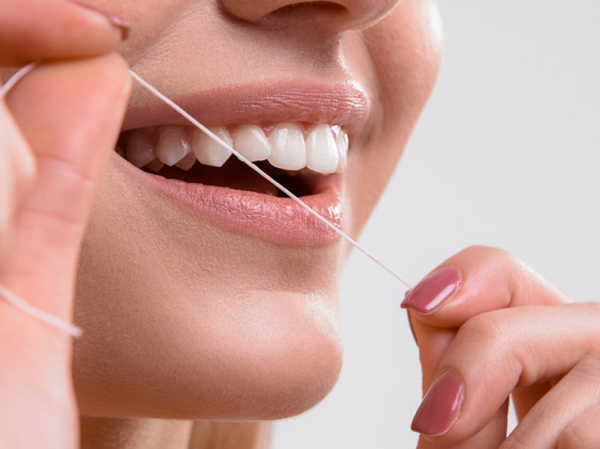 Gjakderdhja e mishit të dhëmbëve mund të jetë një shenjë e mungesës së vitaminës C në trup