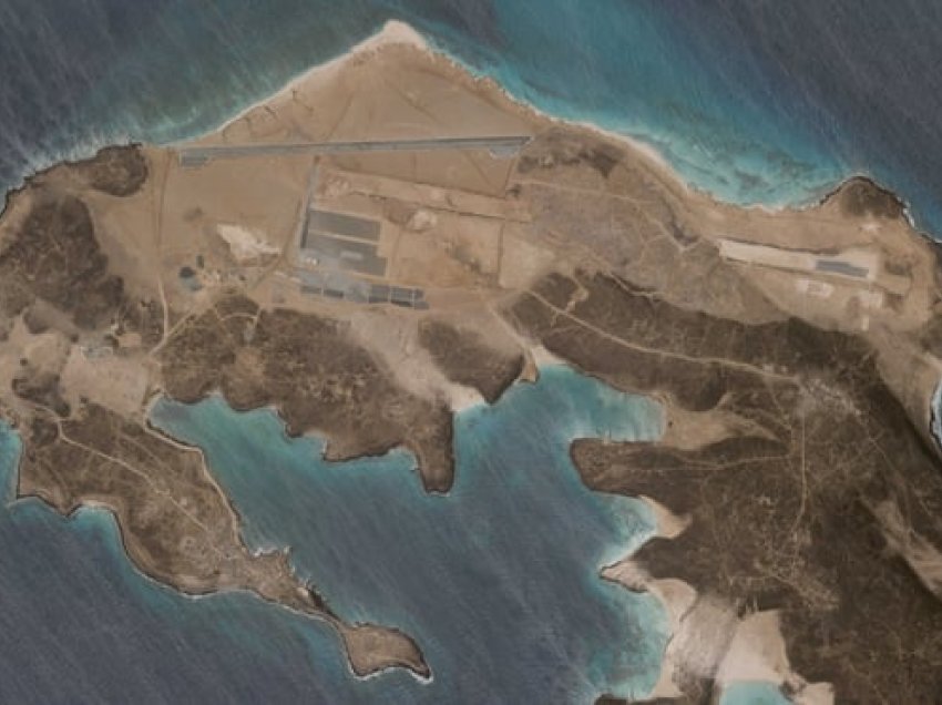 Baza ajrore misterioze që po ndërtohet në ishullin vullkanik pranë Jemenit