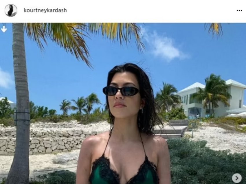 Kourtney Kardashian foto me bikine smeraldi