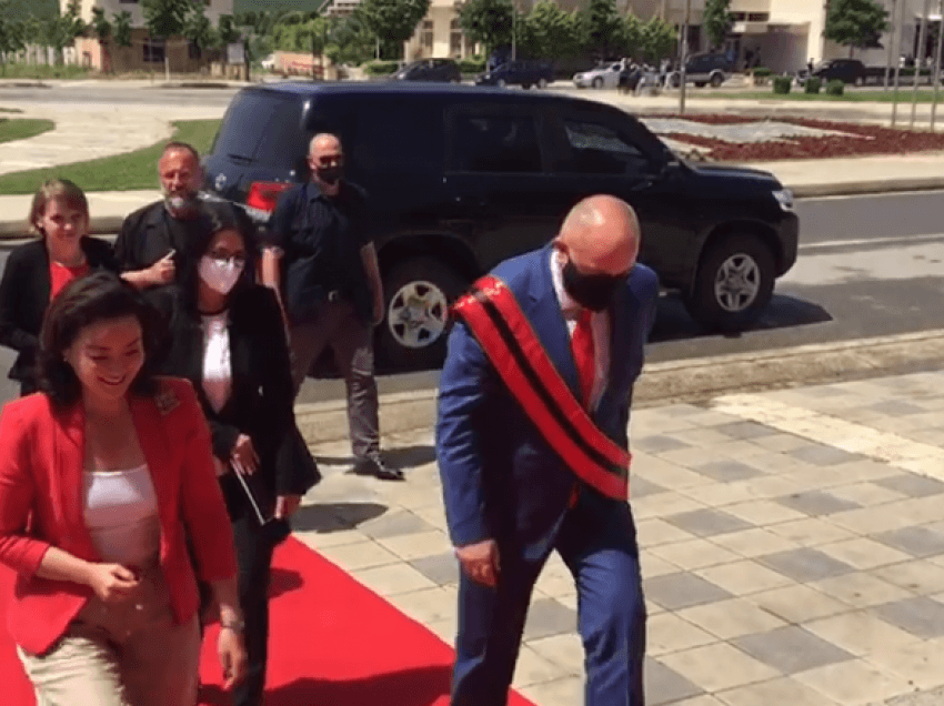 Ambasadorja Kim vizitë në Kukës, pritet nga Safet Gjici