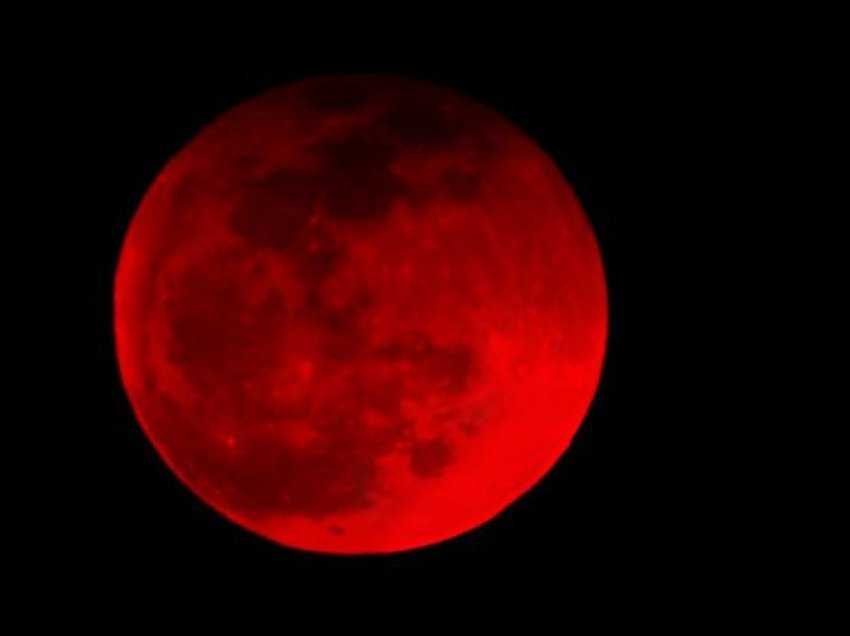 Teoritë konspirative: Hëna e përgjakur e 26 majit simbolizon fundin e botës