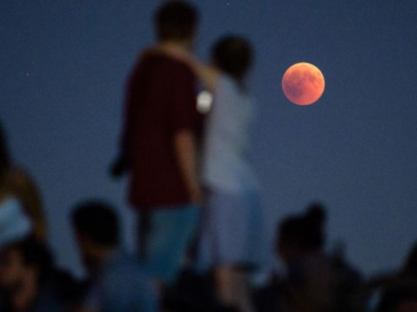 Pamje spektakolare nga eklipsi i hënës së përgjakur