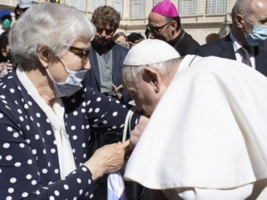 Papa Françesku i habit të gjithë, i puth tatuazhin të moshuarës bjelloruse