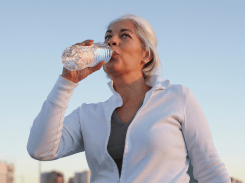 Pse akoma ndiheni të dehidratuar pasi keni pirë ujë gjithë ditën