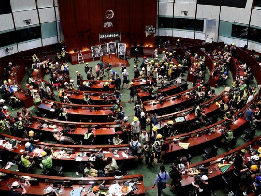 Hong-Kong, miraton reformën për të mbajtur larg pushtetit personat që janë kritikë ndaj Kinës