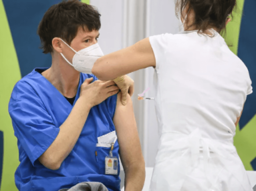 Skandal në Austri, mjeku me një shiringë vaksinoi 60 persona kundër coronavirusit