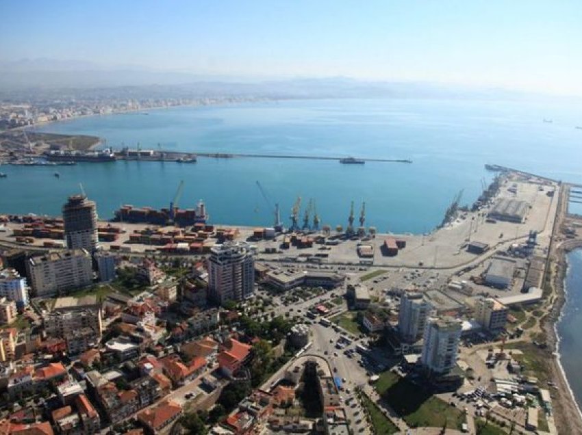 Me çantë në shpinë dhe i zhveshur, dalin pamjet e 25-vjeçarit që u gjet i vdekur në portin e Durrësit