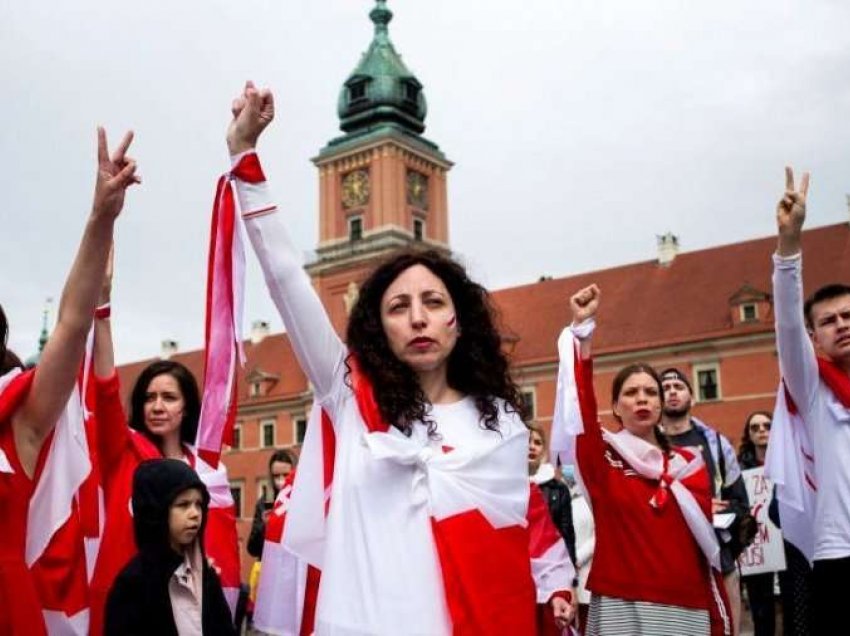 Qindra njerëz dalin në protesta solidarizuese me Bjellorusinë