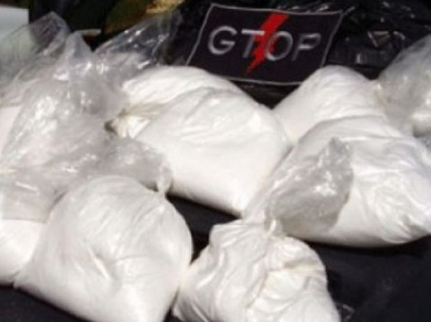 Kishin fshehur 11 kg kokainë në makina luksoze, prangosen tre shqiptarë në Itali
