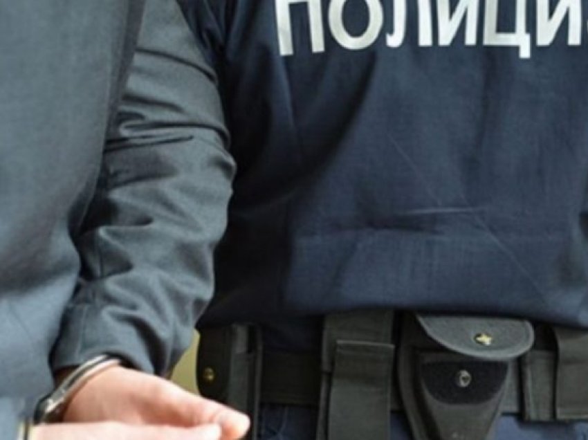 Shkup, shtetasi i SHBA-së godet me grushta disa policë