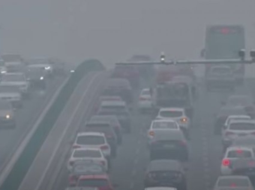 Pekini “pushtohet” nga ndotja