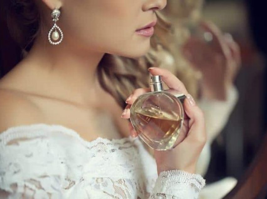 Si ta përdorësh parfumin në mënyrën e duhur, sekretet që nuk i keni ditur