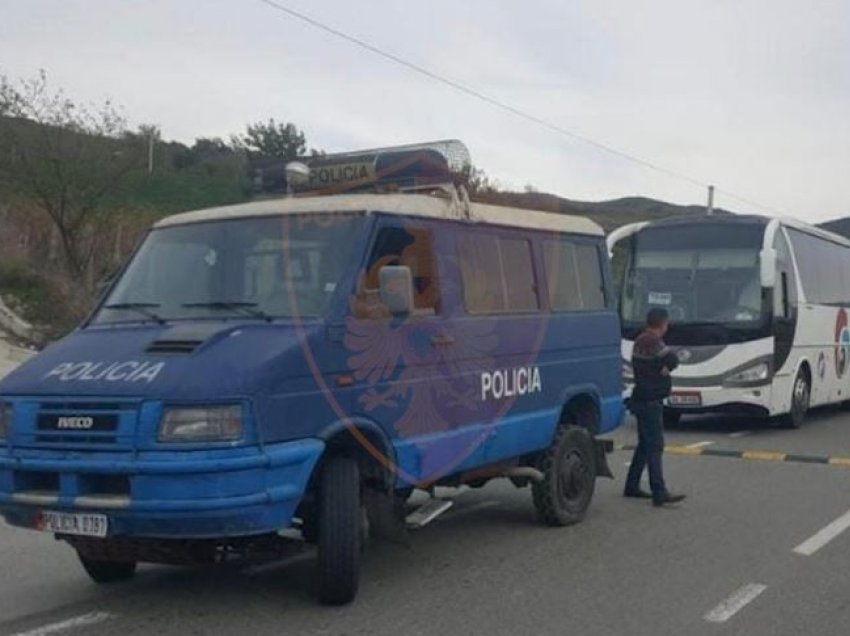 Postbllok në Gramsh, bllokohet autobusi me sirianë, arrestohet shoferi
