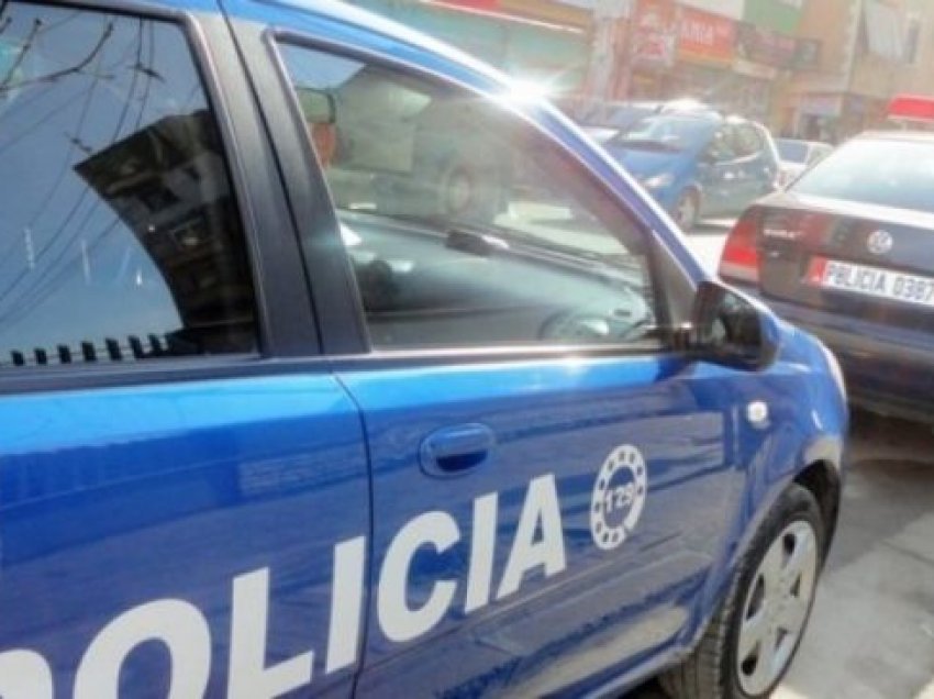 Kamioni përplaset me autoveturën në aksin Durrës-Tiranë, plagoset shoferja dhe pasagjeri