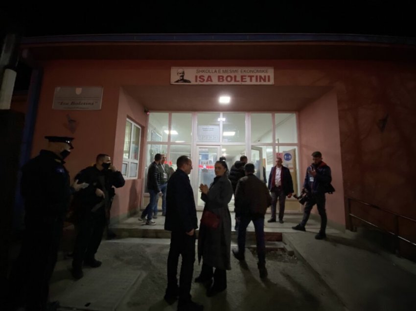 Policë me kallashnikovë në hyrje të vendvotimit në Podujevë