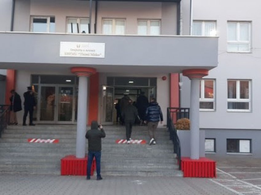  ​Qendra më e madhe e votimit në Gjilan hapet në kohë