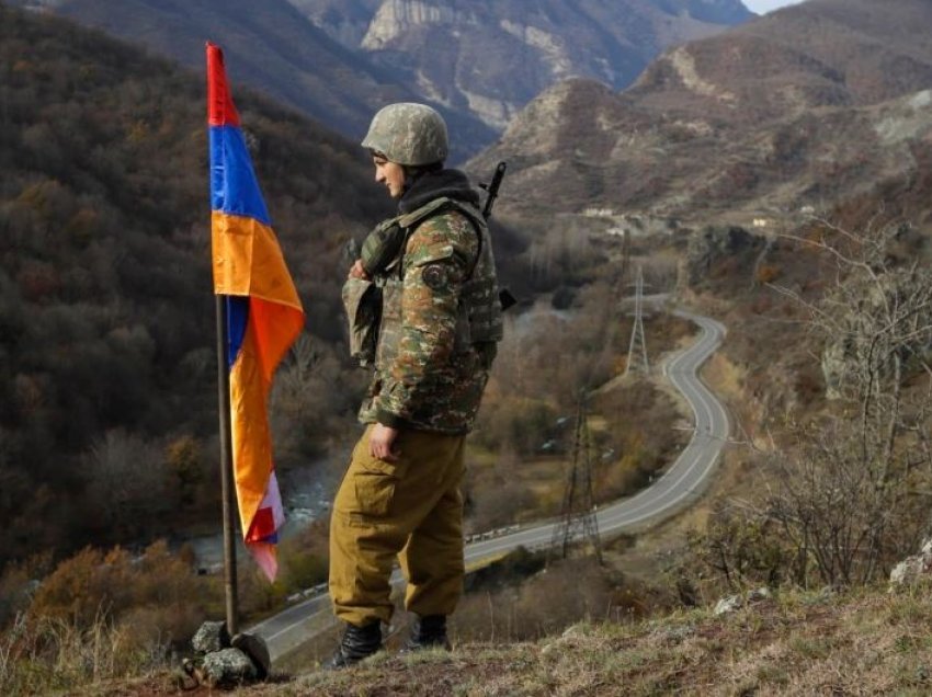 Armenia thotë se iu vranë gjashtë ushtarë gjatë përleshjeve me Azerbajxhanin