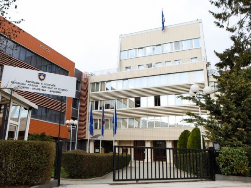 ​Deputetët kërkojnë hetimin e rastit të romëve që nuk janë shërbyer në një lokali në Gjakovë