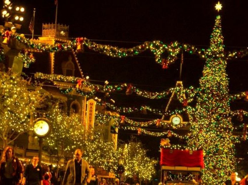 Ndizen dritat e Krishtlindjes në qytetet evropiane 