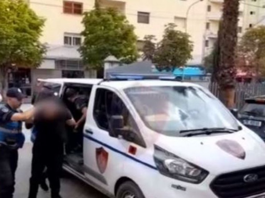 Tentoi të merrte me forcë makinën një qytetari, kapet 34 vjeçari në Vlorë