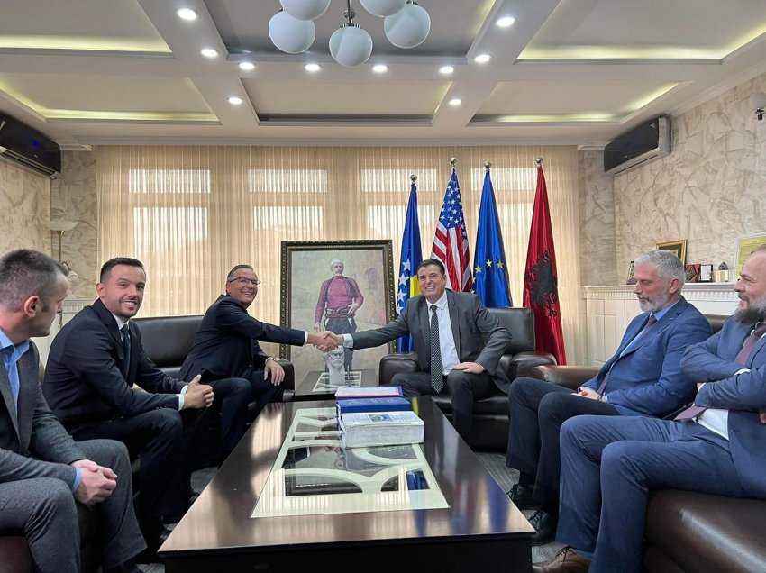 Bahtiri ia dorëzon Hamzës detyrën e kryetarit: Mitrovica është qyteti më specifik në Kosovë