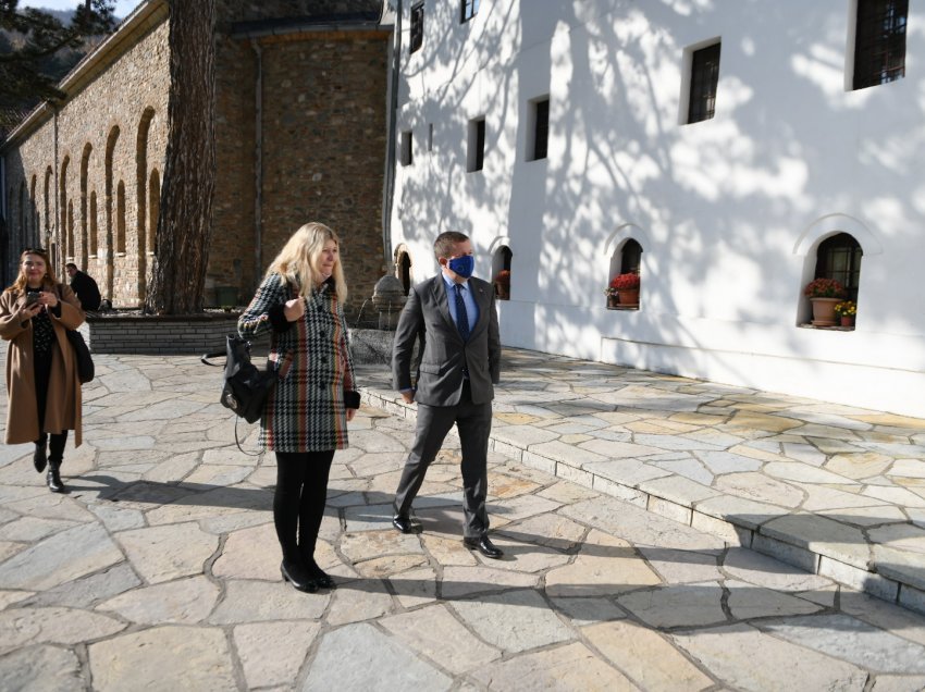 S’e përmendi emrin e Manastirit të Deçanit në shqip, kritikohet shefi i Zyrës së BE-së