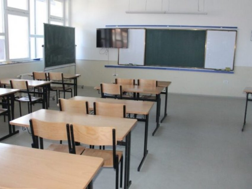 Ngacmonte nxënëset, mësuesi i dënuar për pedofili kthehet të japë mësim në shkollë