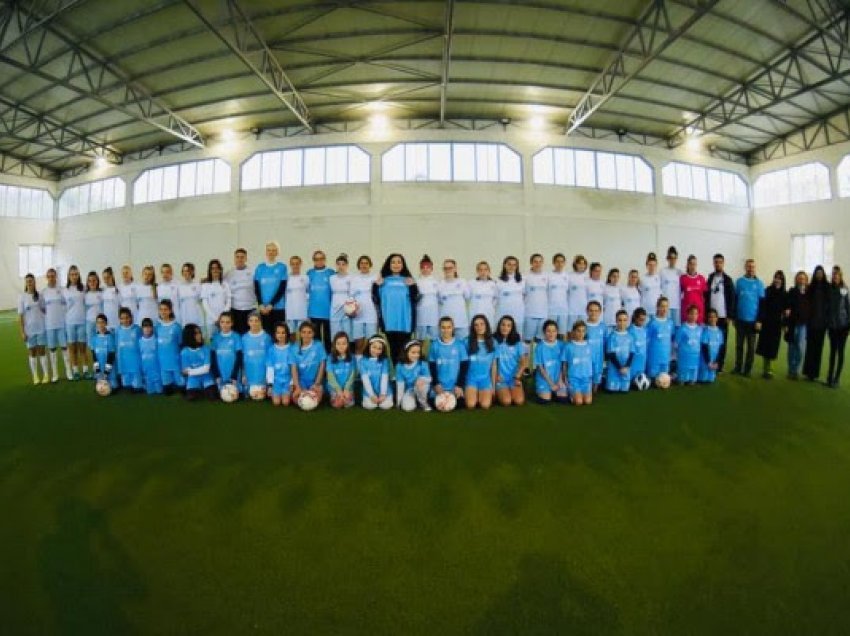 Në Ditën Botërore të Vajzave, Osmani takon vajzat e klubit futbollistik “Prishtina”