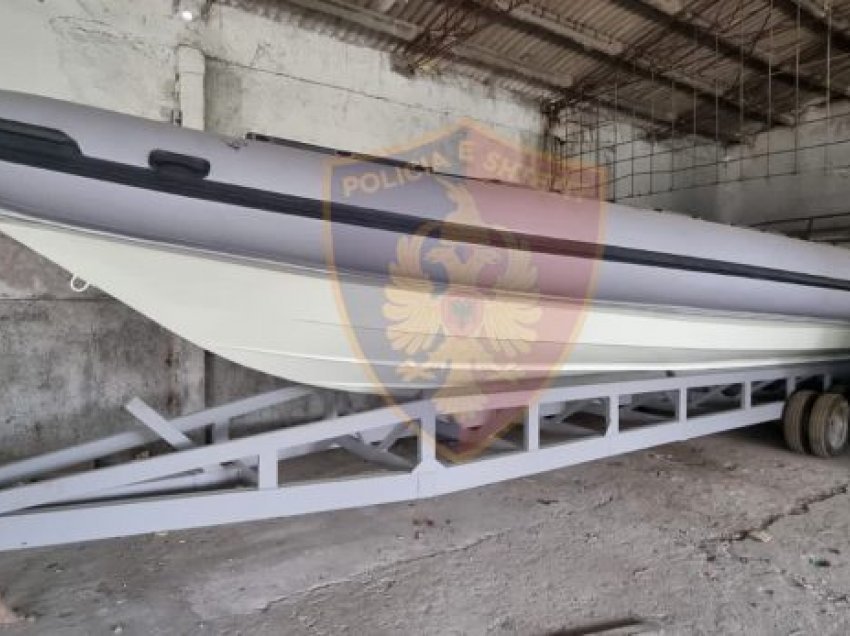 Sekuestrohet mjeti lundrues 11 m i gjatë në Vlorë, do të përdorej për trafikim, arrestohet 52-vjeçari