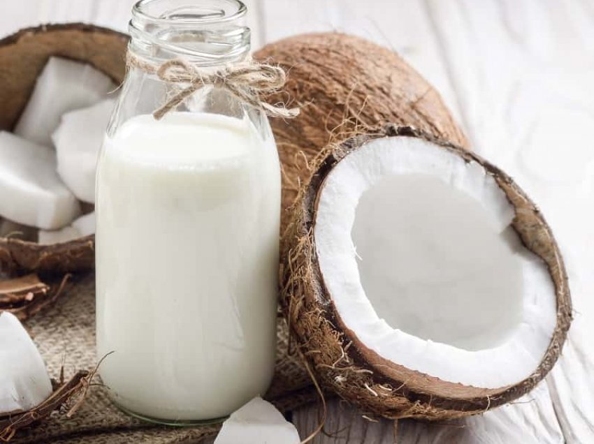 Këto janë benefitet që sjellë qumështi i kokosit