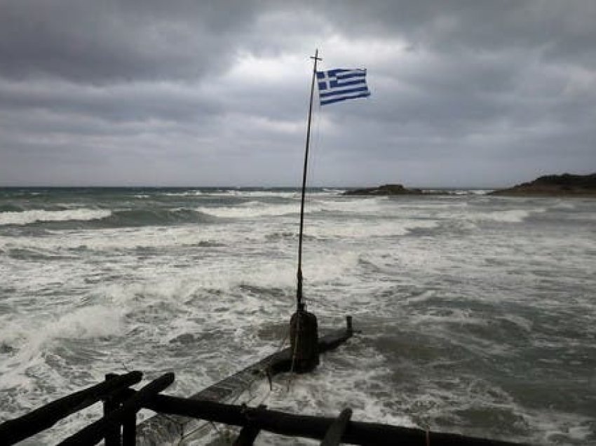 Me litar mes ujit të rrëmbyer, momenti dramatik kur shpëtohet familja në Greqi