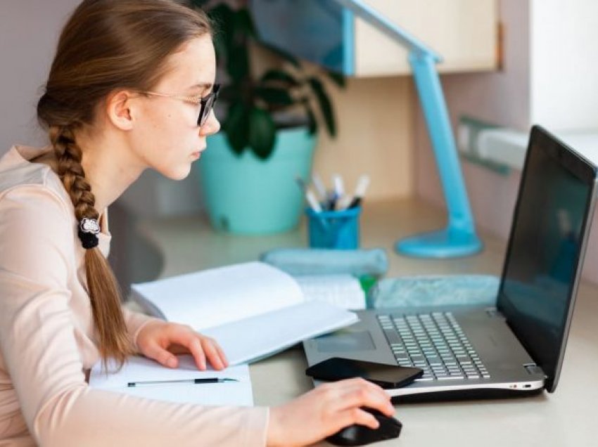 Mësimi online është më i dëmshëm për vajzat që pas një ore e gjysmë